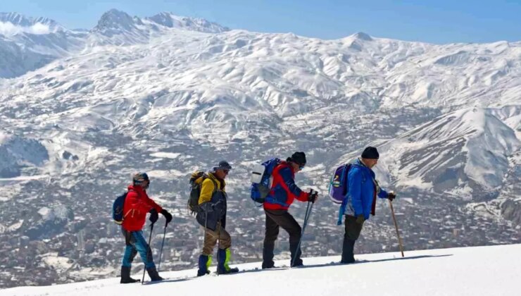 Hakkari’de Vatan Zirvesi’ne kuvvetli kış tırmanışı