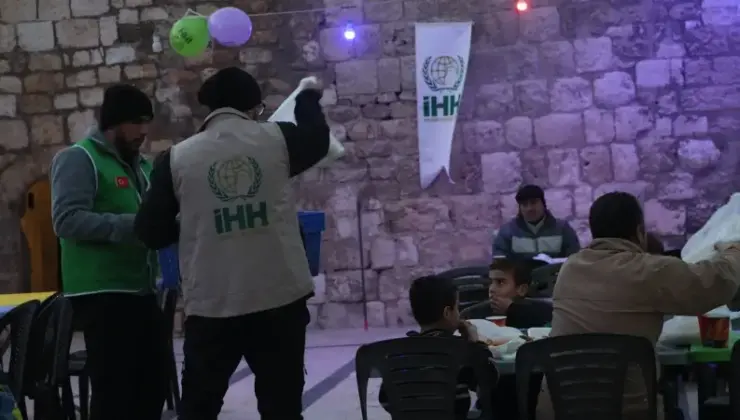 İHH ramazanın birinci gününde Suriye’de 2 bin 700 bireye iftar verdi