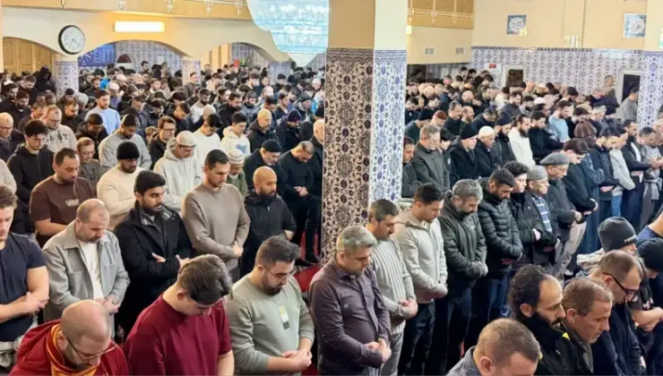 İsveç’te mescitler birinci teravih namazı ile doldu