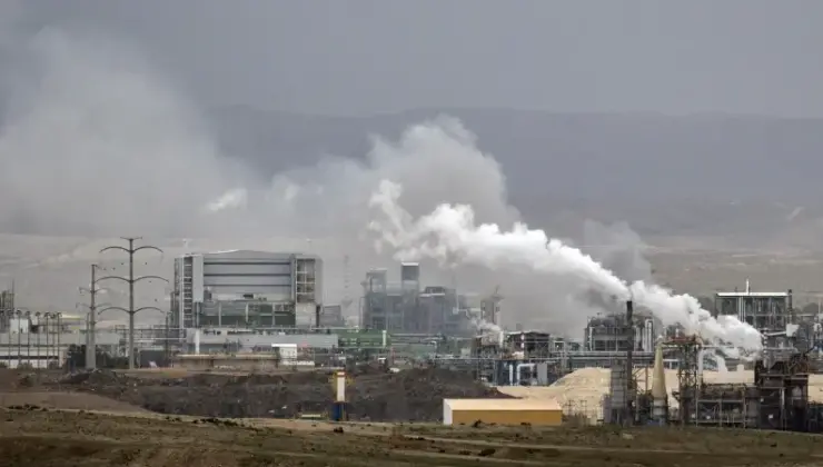 İsrail’de dumanlar yükseldi: İran füzesi sanayi bölgesindeki fabrikaya isabet etti