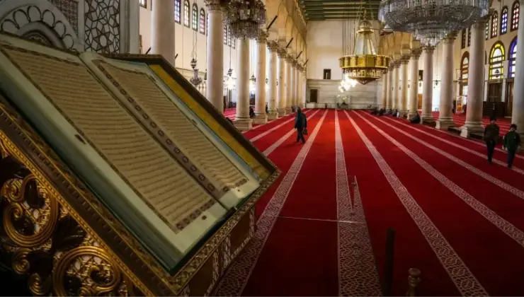 Şam’daki Emevi Mescidi’nde 300 kiloluk dev Kur’an-ı Kerim sergileniyor