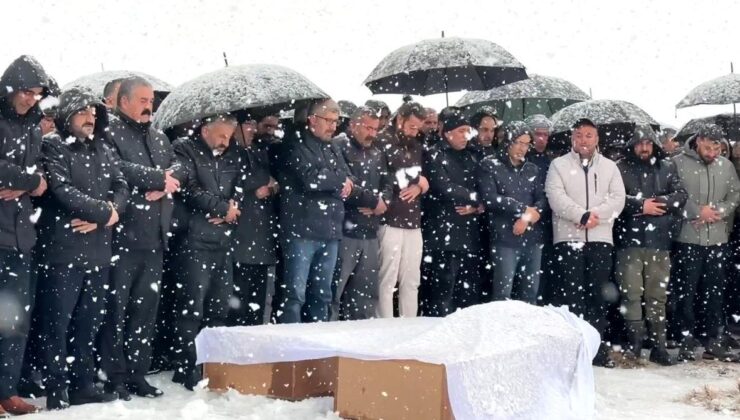 Van’daki kazada hayatını kaybeden aile yan yana defnedildi