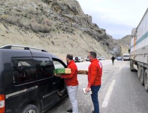 Kızılay’dan yolda kalanlara kumanya dayanağı