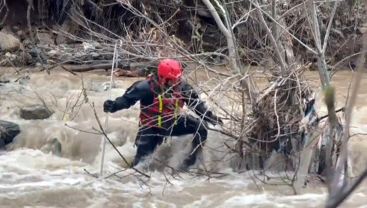 Şemdinli’de dereye düşen çocuğu arama çalışmaları sürüyor