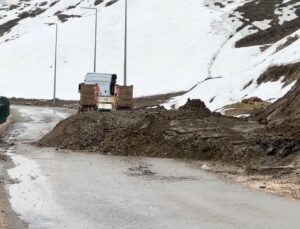 Yüksekova’da heyelan: Pizok yolu 5 gündür tek şerit açık