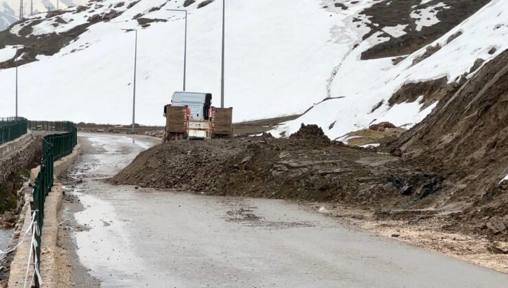 Yüksekova’da heyelan: Pizok yolu 5 gündür tek şerit açık