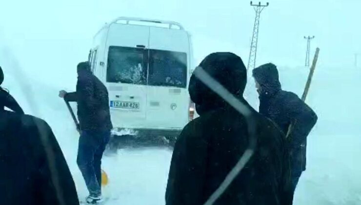 Yüksekova’da tipide yolda mahsur kalan vatandaşlar kurtarıldı