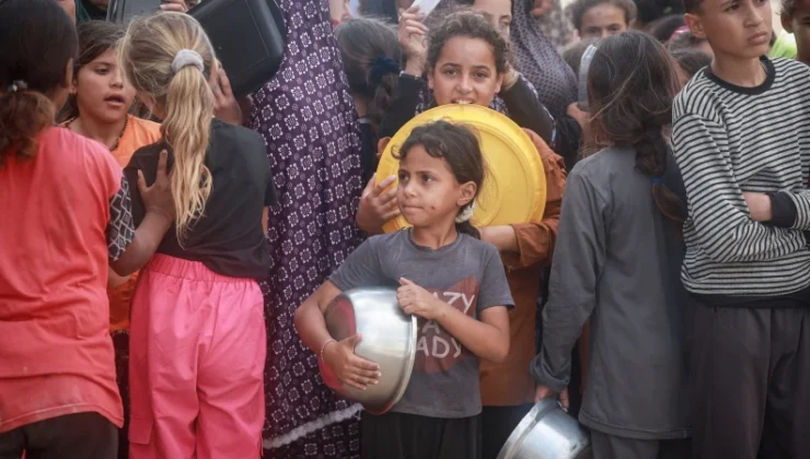 Gazze’de yerinden edilen Filistinlilere sıcak yemek dağıtımı yapıldı