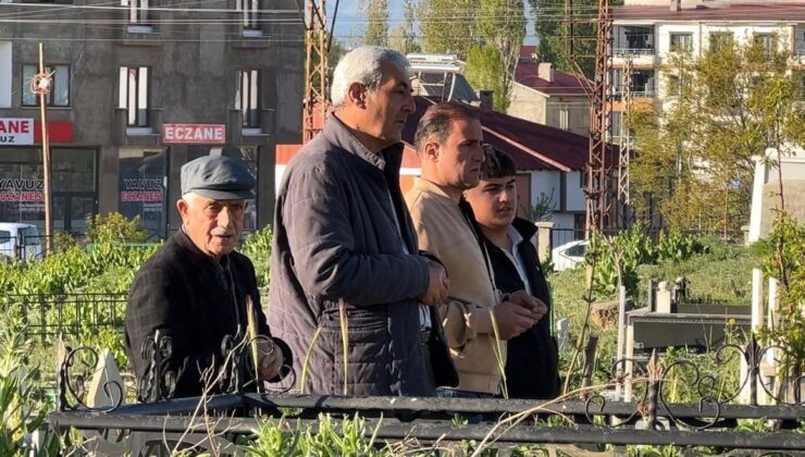 Yüksekova’da vatandaşlar bayram namazı sonrası mezarlıklara akın etti