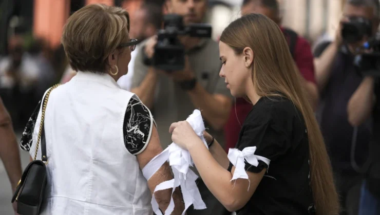 Bosna’da Sırplar tarafından öldürülen 3 bin kişi unutulmadı: Beyaz kurdeleler bu kere anma için bağlandı