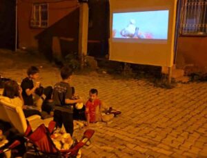 Hakkari’de dev ekranda sinema keyfi