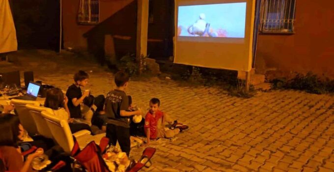 Hakkari’de dev ekranda sinema keyfi