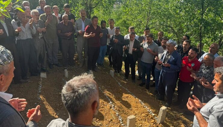 Hakkari’de eşi tarafından öldürülen bayan ile iki kardeşi ve annesi yan yana defnedildi