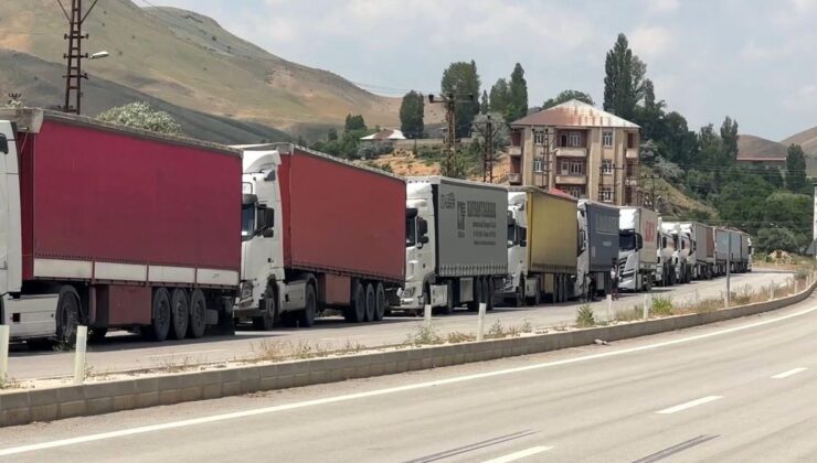 Türkiye-İran hududunda 5 kilometrelik tır kuyruğu oluştu