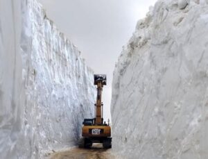 Yüksekova’da yaz mevsiminde 6 metrelik kar tünellerinde çalışma