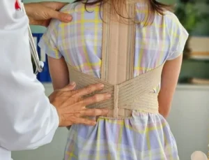 Çocuklarda skolyoz hastalığı ağrı vermeden ilerleyebilir