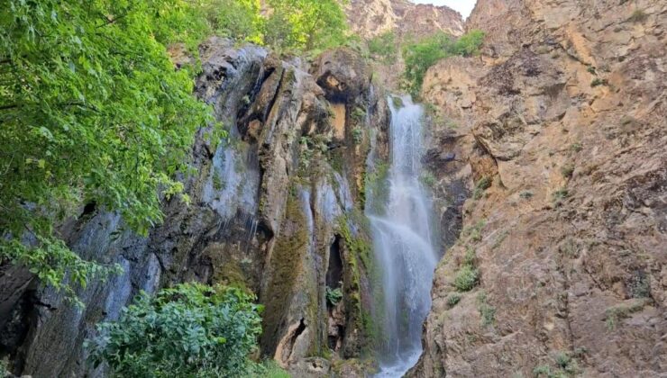Hakkari’deki Ava Ore Şelalesi mest ediyor