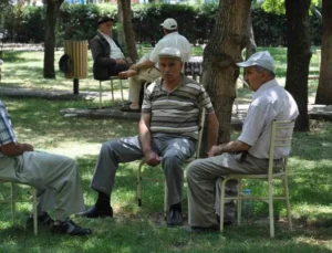 Sıcak havalarda susuzluk hissi olmasa bile her gün en az 2-2,5 litre sıvı tüketilmeli