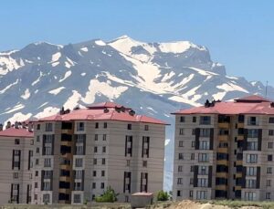 Yüksekova’nın heybetli Cilo Dağı 12 ay boyunca kar yığınlarını barındırıyor