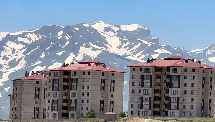 Yüksekova’nın heybetli Cilo Dağı 12 ay boyunca kar yığınlarını barındırıyor
