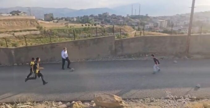 Kaymakam Volkan Hülür, Sokakta Futbol Oynayan Çocuklara Eşlik Etti